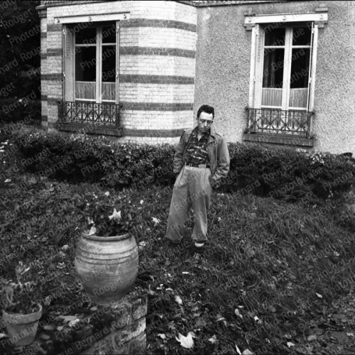 Albert Camus dans la propriété de Guy Schoeller à Bougival,