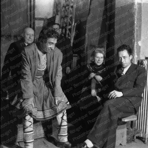 L'écrivain français Albert Camus assiste à une répétition de sa pièce Caligula au théâtre Hébertot à Paris en septembre 1945, en premier plan Georges Vitaly en fond Jacques Hebertot