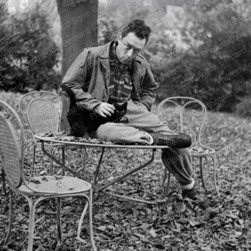 Albert Camus dans la propriété de Guy Schoeller à Bougival,