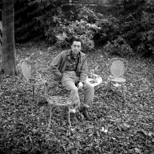 Albert Camus assis à Bougival, Novembre 45.