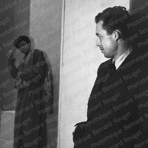 Albert Camus à la générale de Caligula avec Gérard Philipe au Théâtre Jacques Hébertot, novembre 45