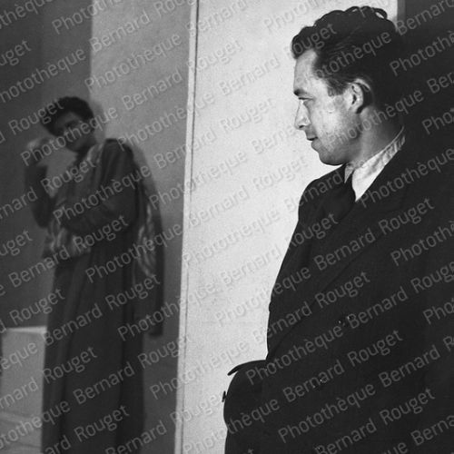 Albert Camus à la générale de Caligula avec Gérard Philipe au Théâtre Jacques Hébertot, novembre 45