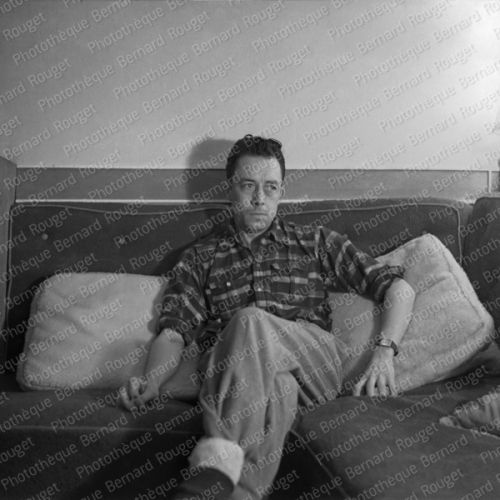 Albert Camus dans la propriété de Guy Schoeller à Bougival,