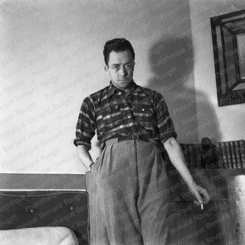 Albert Camus dans la propriété de Guy Schoeller à Bougival,