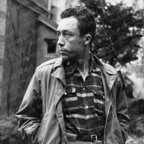 Albert Camus dans la propriété de Guy Schoeller à Bougival,