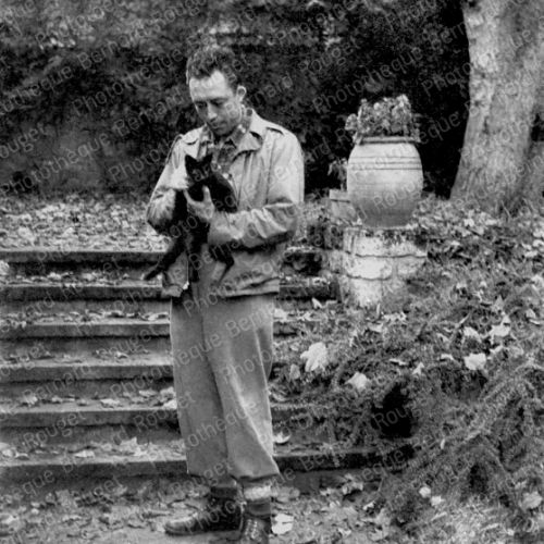 Albert Camus dans la propriété de Guy Schoeller à Bougival,