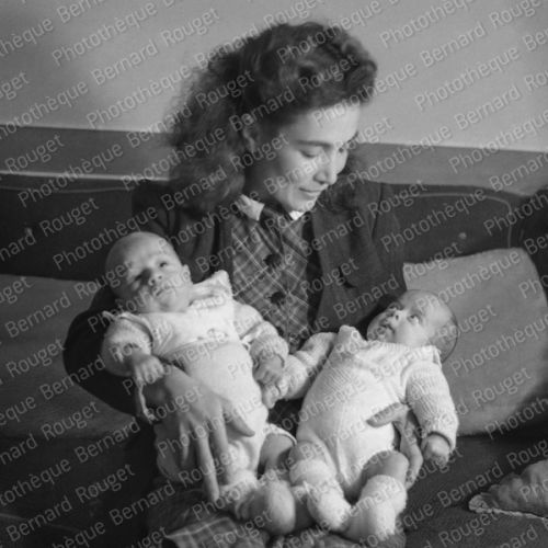 Francine Camus avec ses enfants jumeaux, Catherine et Jean,