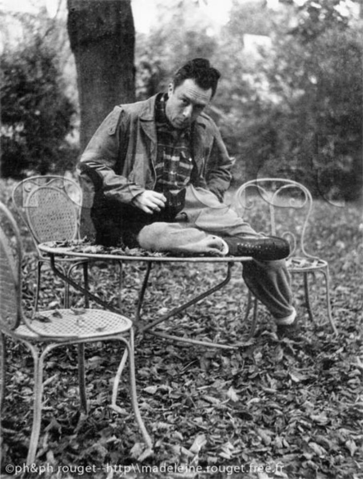 Albert Camus à Bougival en novembre 1945. Photo Bernard Rouget