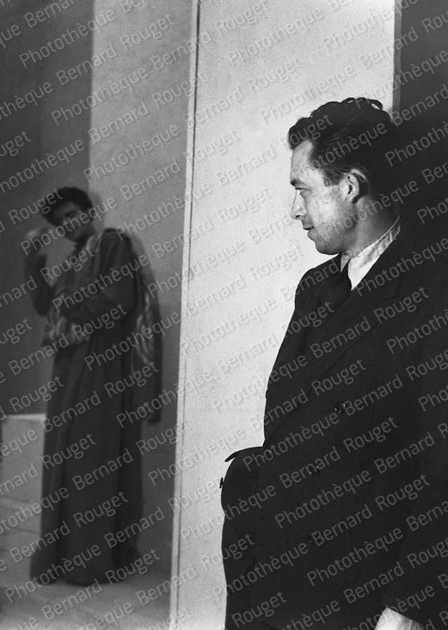 Albert Camus pendant sa pièce Caligula, avec Gérard Philipe. Photo Bernard Rouget
