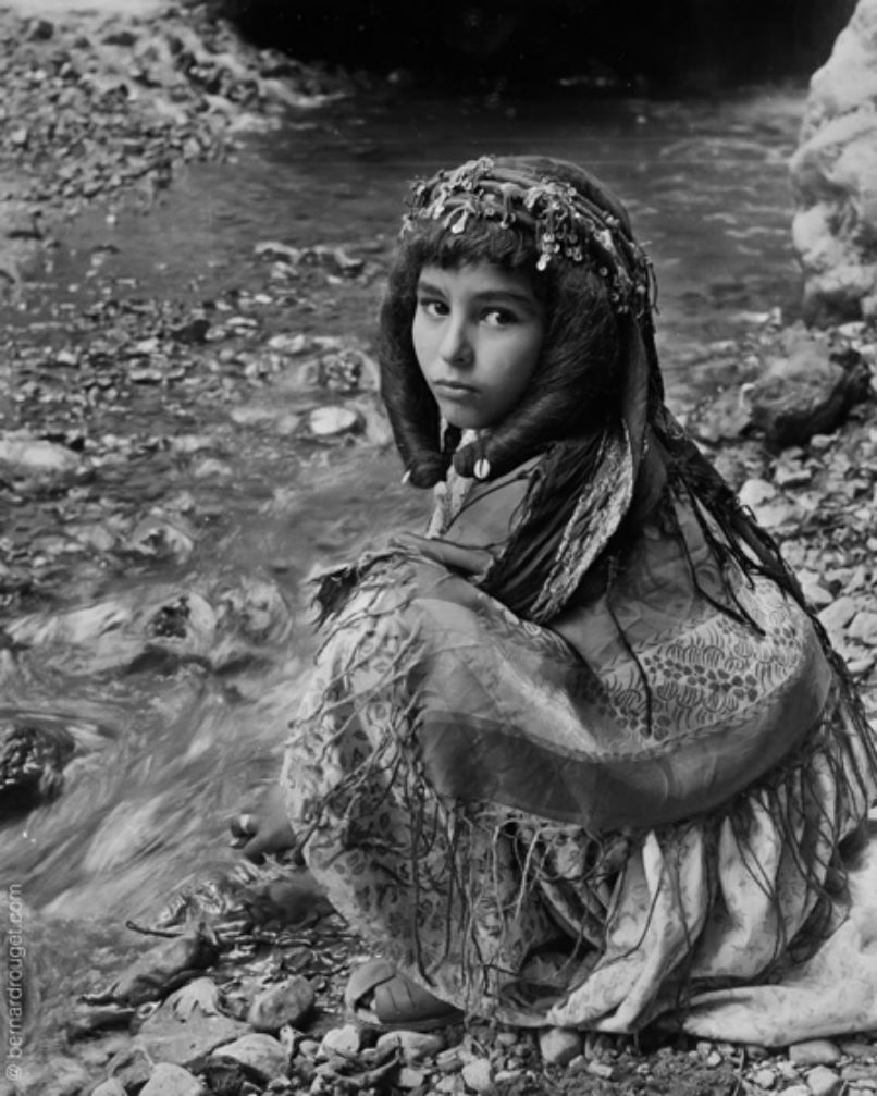 Jeune mariée du pays Zaïan à la cascade de Séfrou, 1950. Photo Bernard Rouget